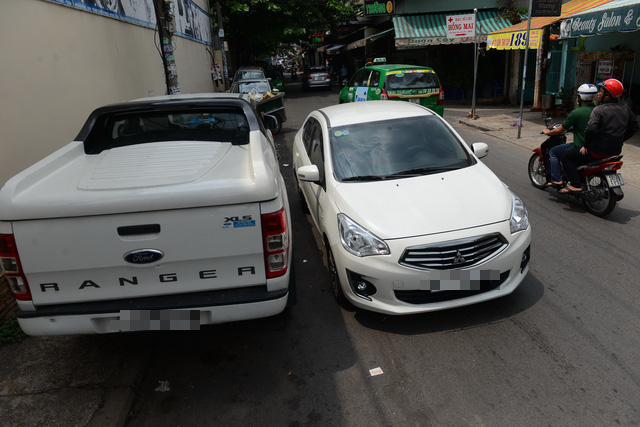 Ôtô, xe khách đậu loạn xạ ở trung tâm TP.HCM - Ảnh 1.