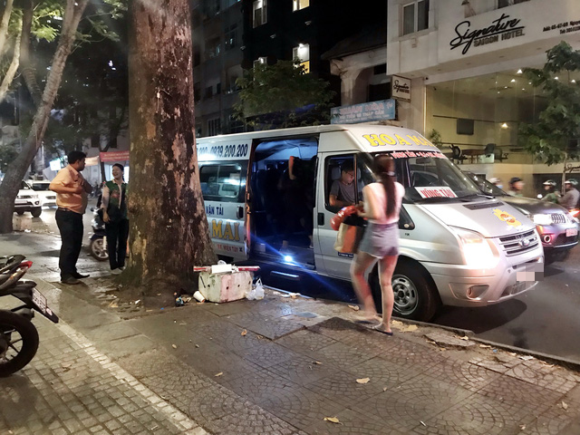 Ôtô, xe khách đậu loạn xạ ở trung tâm TP.HCM - Ảnh 2.