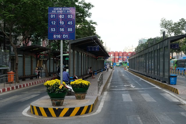 Nên sớm có chỗ giữ xe máy cho khách đi xe buýt - Ảnh 2.