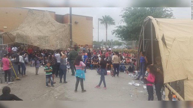 Ảnh gây sốc về thân phận những đứa trẻ ở biên giới Mỹ - Mexico - Ảnh 4.