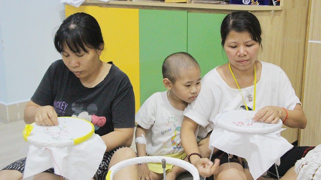 Vừa học thêu vừa chăm con bệnh - Ảnh 1.