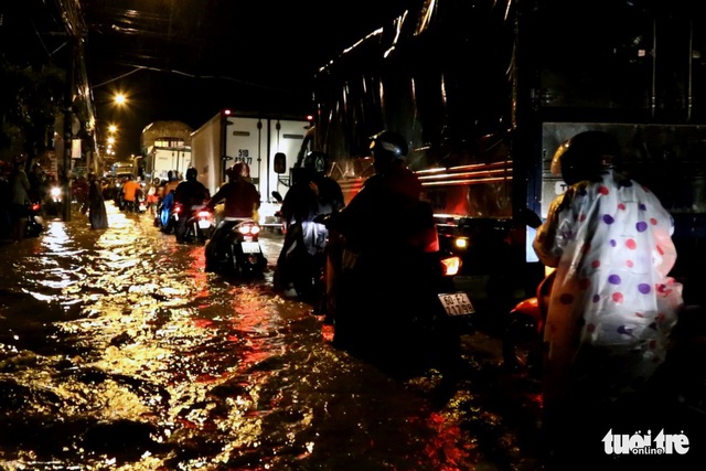 Mưa lớn ở Đồng Nai, Biên Hòa ngập sâu, quốc lộ 1 kẹt cứng 3km - Ảnh 3.