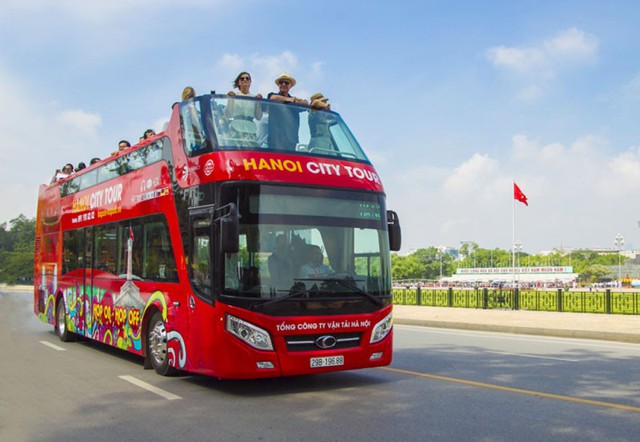 Xe 2 tầng không nóc tầng trên sắp lăn bánh giữa trung tâm TP.HCM - Ảnh 1.