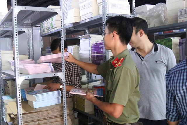 Thu giữ gần 10.000 cuốn sách tiếng Nhật không rõ nguồn - Ảnh 1.