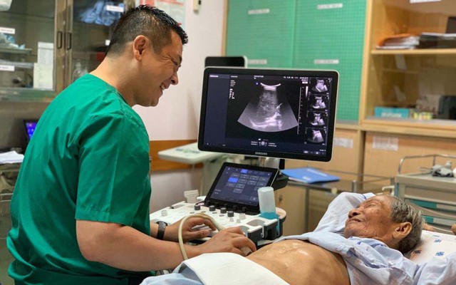 90 phút thủ thuật cho bệnh nhân 100 tuổi - Ảnh 1.