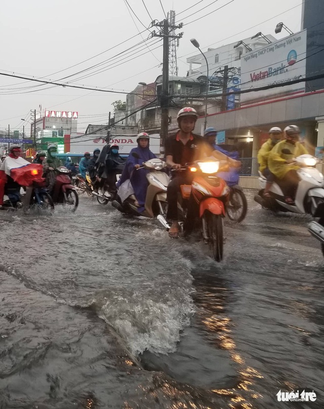 Mưa trắng trời, nhiều tuyến đường TP.HCM lại ngập - Ảnh 4.