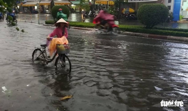 Mưa trắng trời, nhiều tuyến đường TP.HCM lại ngập - Ảnh 5.