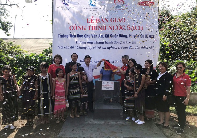 Bàn giao giếng nước sạch cho 3 xã vùng sâu - Ảnh 1.