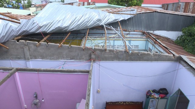Dông lốc thổi bay nóc nhà dân ra đường - Ảnh 1.