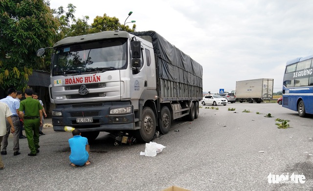 Xe tải cuốn xe máy vào gầm, hai mẹ con chết thảm - Ảnh 2.