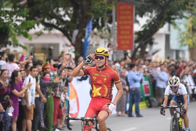 Mirsamad Pourseyed giành áo vàng cuộc đua xe đạp Về Điện Biên Phủ 2019 - Ảnh 2. Mirsamad Pourseyed giành áo vàng cuộc đua xe đạp Về Điện Biên Phủ 2019 - Ảnh 2.