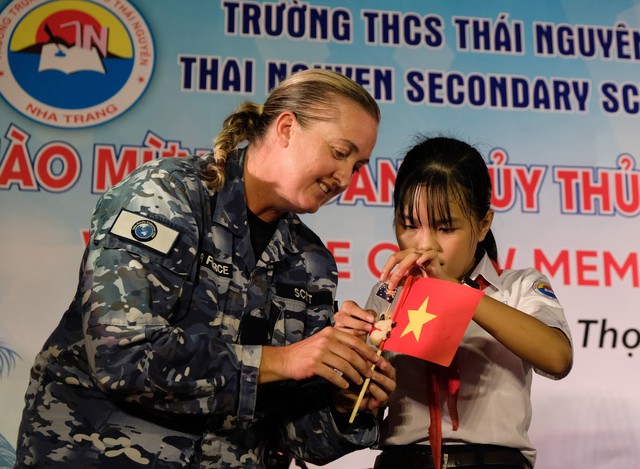 Hải quân Úc rực cháy trong đêm với học sinh Nha Trang - Ảnh 13. Hải quân Úc rực cháy trong đêm với học sinh Nha Trang - Ảnh 13.