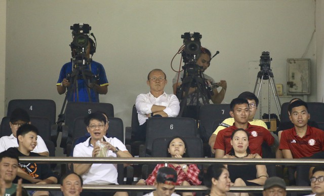 Sân Thống Nhất dậy sóng vì trọng tài trong ngày kết thúc lượt đi V-League 2019 - Ảnh 5.