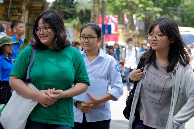 Chiều nay thí sinh thi môn toán, ngoại ngữ vào lớp 10 - Ảnh 2.