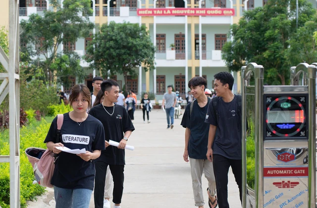 Gần 900.000 học sinh làm thủ tục thi THPT quốc gia, thí sinh lo lắng môn văn và lịch sử - Ảnh 23.
