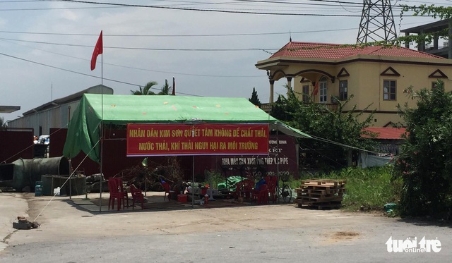 Dân quyết dựng chốt phong tỏa 24/24 nhà máy gây ô nhiễm - Ảnh 2.