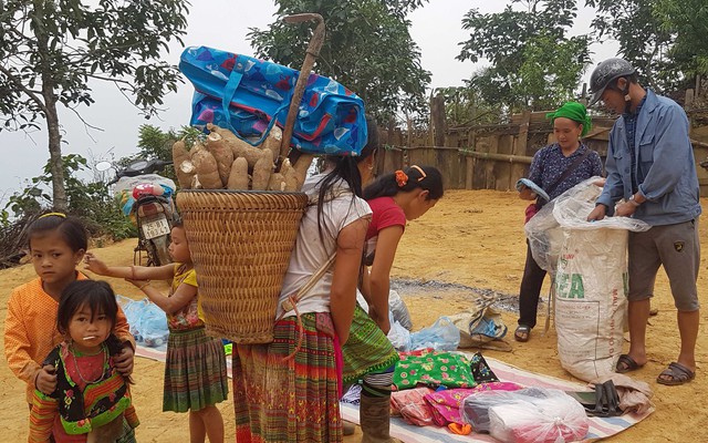 Chợ phiên của một gia đình chênh vênh trên núi cao, rừng sâu - Ảnh 5.