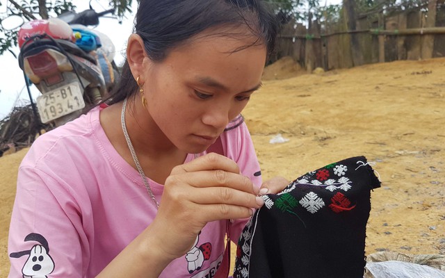 Chợ phiên của một gia đình chênh vênh trên núi cao, rừng sâu - Ảnh 4.