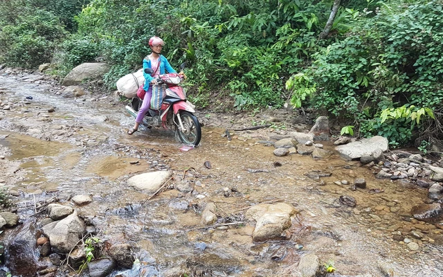 Chợ phiên của một gia đình chênh vênh trên núi cao, rừng sâu - Ảnh 3.