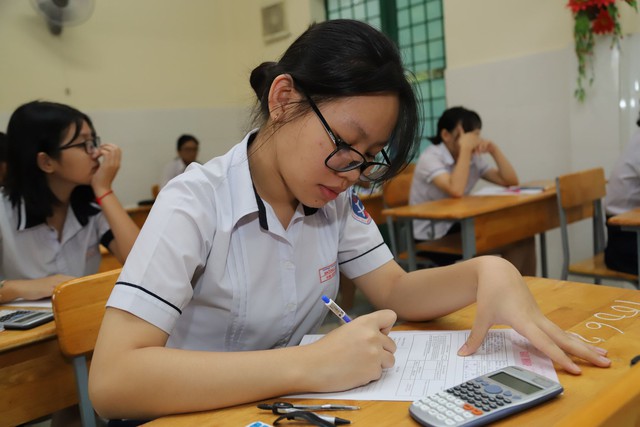 Gợi ý bài giải môn toán thi lớp 10 TP.HCM - Ảnh 1.