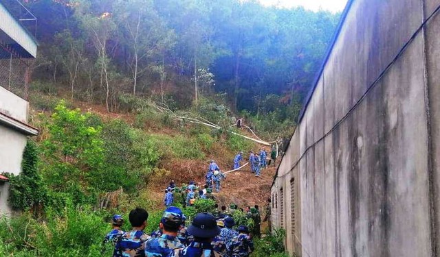 Ngày thứ ba liên tiếp, rừng ở Hà Tĩnh vẫn đang cháy - Ảnh 3.