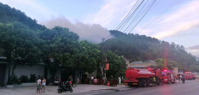 Ngày thứ ba liên tiếp, rừng ở Hà Tĩnh vẫn đang cháy - Ảnh 1.