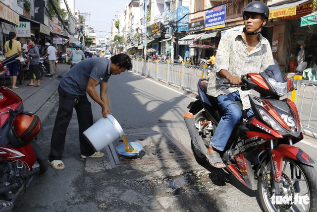Phập phồng đi ngang những nắp cống ỡm ờ trên mặt đường Sài Gòn - Ảnh 4.
