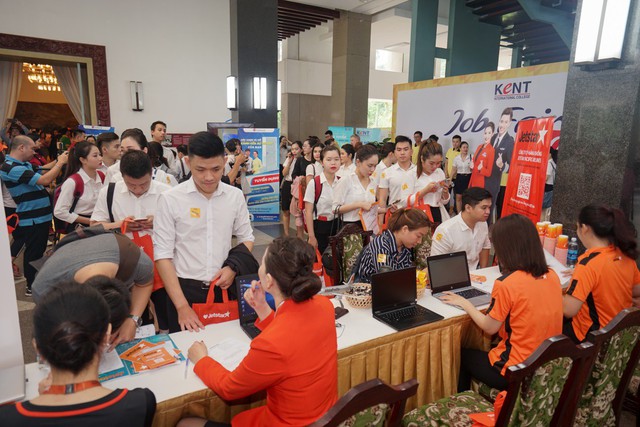 Doanh nghiệp cùng nhà trường cam kết việc làm cho sinh viên - Ảnh 2.