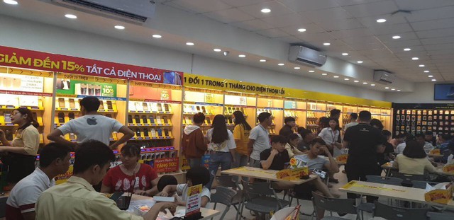 Thế Giới Di Động thu về 700 tỉ đồng trong ngày sinh nhật - Ảnh 2. Thế Giới Di Động thu về 700 tỉ đồng trong ngày sinh nhật - Ảnh 2.