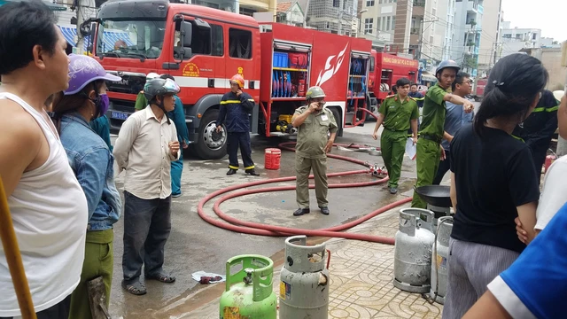 Cháy nổ bình gas tại quán cơm, 2 người bị thương - Ảnh 3.