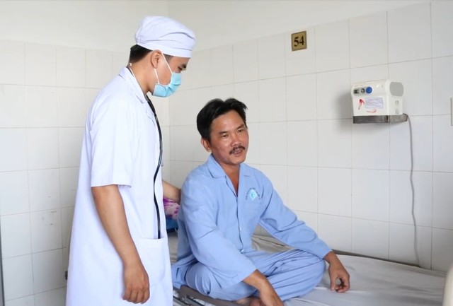 Hạt vú sữa nằm trong phổi người đàn ông cả tháng - Ảnh 2.