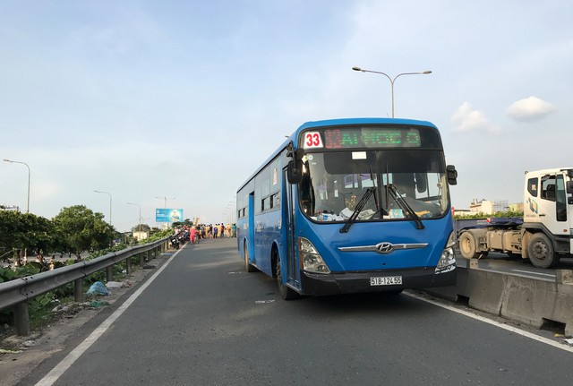 Xe buýt va chạm xe máy, 1 người tử vong - Ảnh 2.