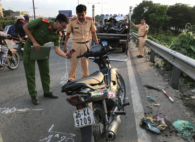 Xe buýt va chạm xe máy, 1 người tử vong - Ảnh 1.