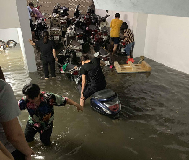 Mưa lớn, dân lặn mò tìm xe máy - Ảnh 4.