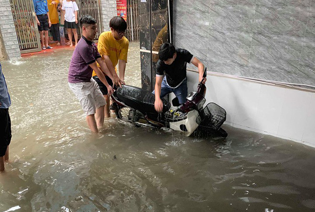 Mưa lớn, dân lặn mò tìm xe máy - Ảnh 5.