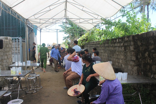 Chuyến buôn cá cuối cùng của hai vợ chồng ở cửa biển Nghi Sơn - Ảnh 2.