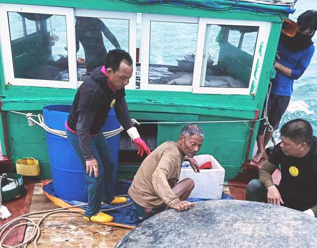 Ông cụ 65 tuổi tắm biển bị sóng cuốn ra biển một ngày đêm vẫn khỏe - Ảnh 1.