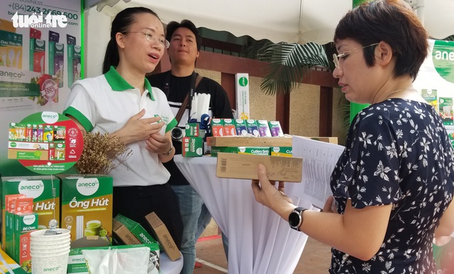 Cán bộ, nhân viên ngành y ký cam kết hạn chế rác thải nhựa - Ảnh 2.