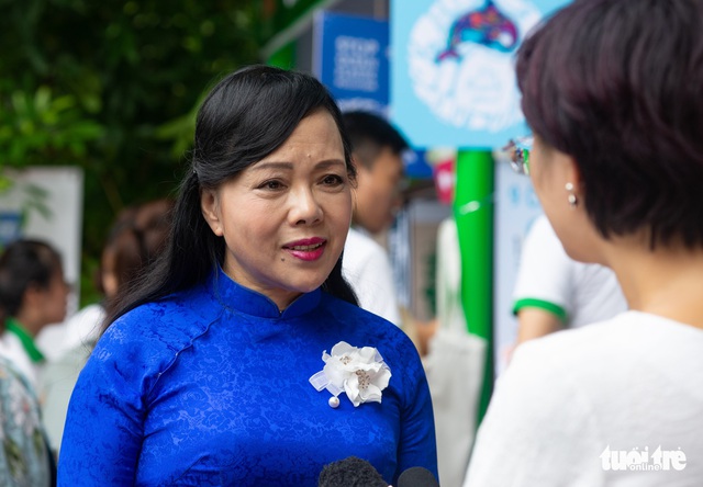 Cán bộ, nhân viên ngành y ký cam kết hạn chế rác thải nhựa - Ảnh 1.