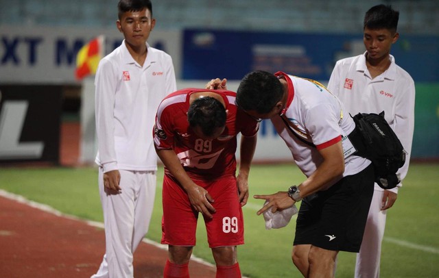 Trọng Hoàng dính chấn thương lãng xẹt trong trận Viettel thua Sài Gòn - Ảnh 1.