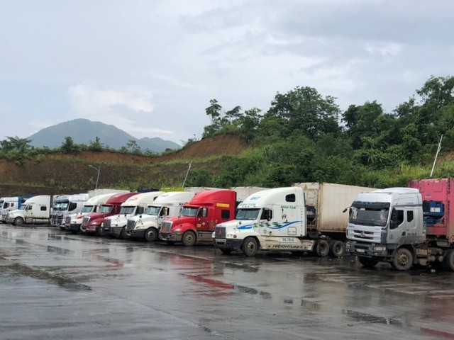 Trung Quốc cấp mẫu C/O mới, hàng trăm xe hàng ùn ứ ở cửa khẩu - Ảnh 1.