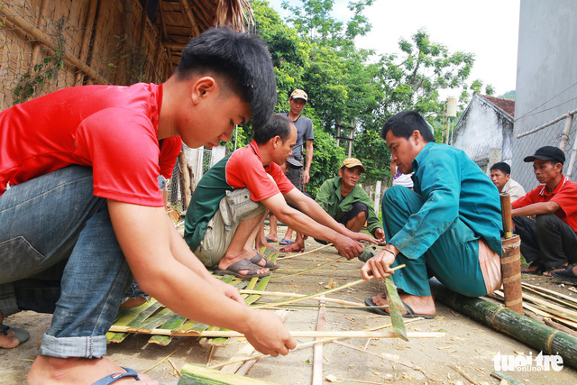 Cảm động phụ huynh mang tre, nứa dựng ký túc xá cho con - Ảnh 1.