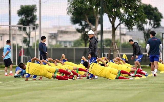 Ban huấn luyện căng sức hỗ trợ ông Park - Ảnh 1.