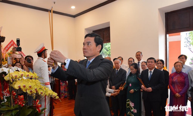 Lãnh đạo TP.HCM tưởng niệm Chủ tịch Hồ Chí Minh và Chủ tịch Tôn Đức Thắng - Ảnh 2.