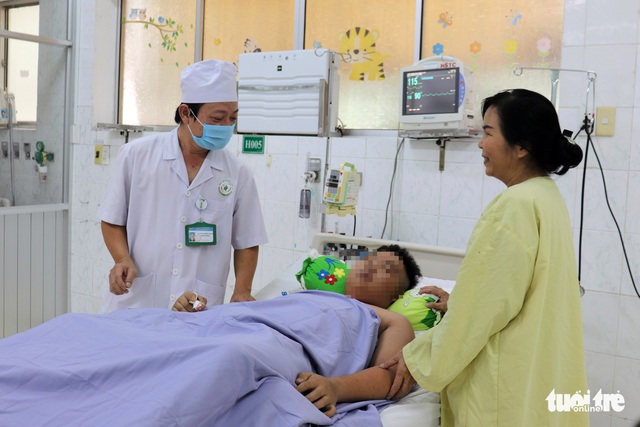 Cứu sống bé trai bị sốc sốt xuất huyết cực nặng - Ảnh 1.