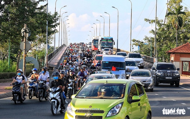 Đường về miền Tây tăng 200%, đi miền Đông vắng vẻ, Tân Sơn Nhất thông thoáng - Ảnh 1.