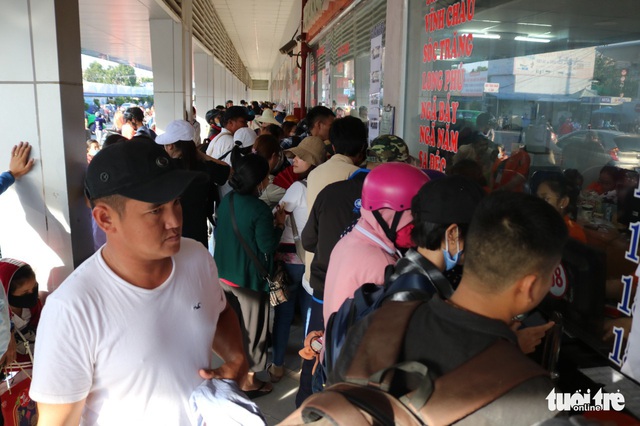 Đường về miền Tây tăng 200%, đi miền Đông vắng vẻ, Tân Sơn Nhất thông thoáng - Ảnh 2.