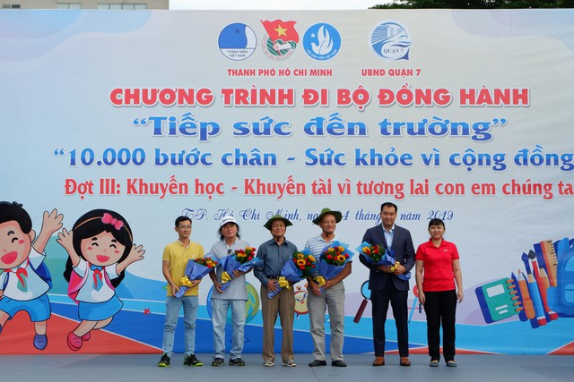 Hơn 5.000 người đi bộ tiếp sức đến trường - Ảnh 5.