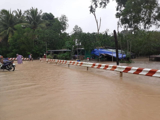 Phú Quốc chạy lũ lần 2 trong tuần và lập kỷ lục ngập mới tối 8-8 - Ảnh 6.