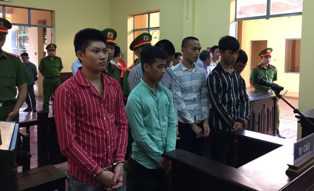 Nhóm thanh thiếu niên cầm dao rựa xin 7 con gà lãnh hơn 35 năm tù - Ảnh 1.
